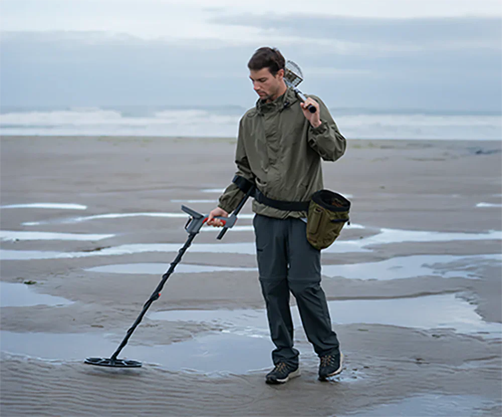 Minelab Vanquish on the beach