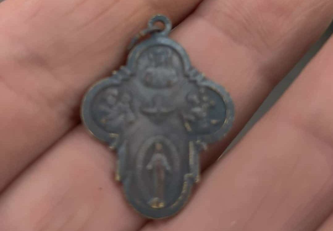 Catholic Scapular Find - Minelab Equinox 600 Water Hunt