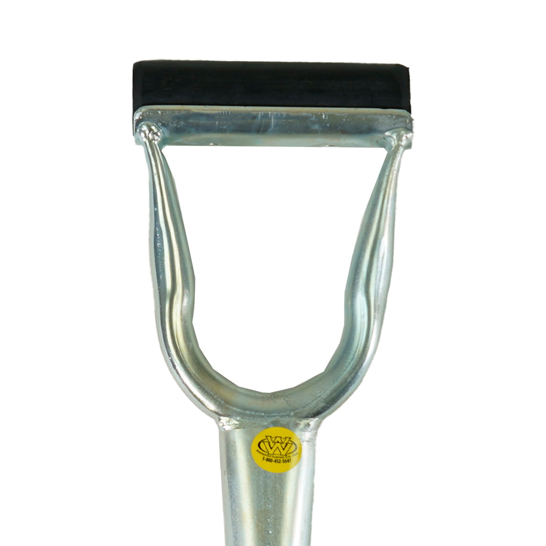Close up of the D handle on the King of Spades 40-inch shovel.